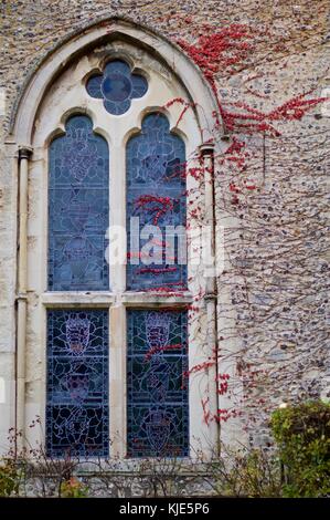 Vitrail gothique considéré de l'extérieur grand hall du château de Winchester, Winchester, Royaume-Uni Banque D'Images