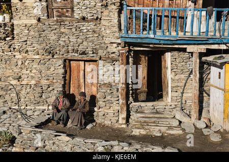 Vieilles femmes dans le village en pierre tibétain de Ngawal, circuit de l'Annapurna, Népal Banque D'Images