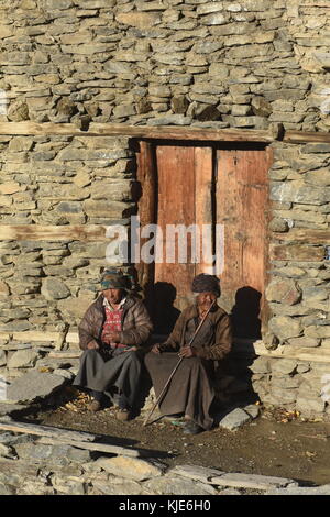 Vieilles femmes dans le village en pierre tibétain de Ngawal, circuit de l'Annapurna, Népal Banque D'Images