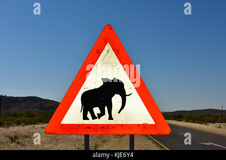 Attention : les éléphants ! Panneau routier debout à côté de la route, la Namibie, l'Afrique Banque D'Images