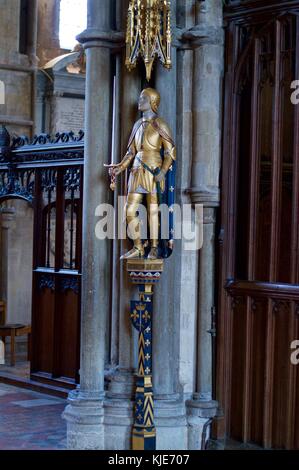 Statue d'or de Jeanne d'arc dans la cathédrale de Winchester, Royaume-Uni Banque D'Images