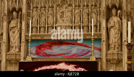 Autel dans la cathédrale de Winchester avec des statues de saints, Winchester, Royaume-Uni Banque D'Images