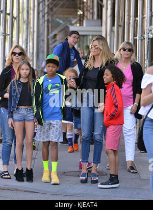 New York, NY - 09 juin : personnalité tv heidi klum prend ses enfants Henry Samuel, Laurent Samuel, lou samuel et Leni samuel pour une promenade le long de la rivière Hudson le 9 juin 2016 à new york city people : heidi klum, pour les enfants Banque D'Images