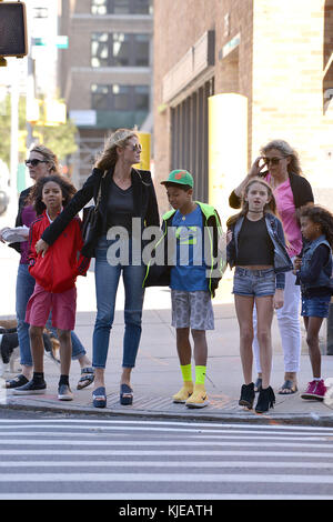 NEW YORK, NY - 09 JUIN : la personnalité de la télévision Heidi Klum emmène ses enfants Henry Samuel, Johan Samuel, Lou Samuel et Leni Samuel pour une promenade le long de l'Hudson River le 9 juin 2016 dans New York City People : Heidi Klum, Kids Banque D'Images