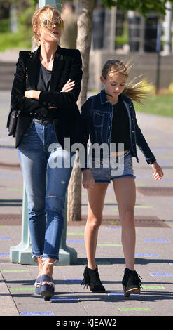 NEW YORK, NY - 09 JUIN : la personnalité de la télévision Heidi Klum emmène ses enfants Henry Samuel, Johan Samuel, Lou Samuel et Leni Samuel pour une promenade le long de l'Hudson River le 9 juin 2016 dans New York City People : Heidi Klum, Kids Banque D'Images