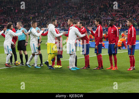 Madrid, Espagne. 18 nov, 2017. Les deux équipes tapez des mains. au cours de l'Atlético de Madrid a gagné par 2 à 0 buts de Pentecôte de griezmann et gameiro contre les Roms. crédit : Jorge Gonzalez/pacific press/Alamy live news Banque D'Images