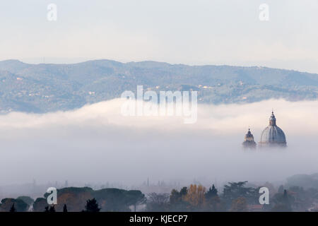 Belle vue de Santa Maria degli Angeli église Papale (assise) à demi couvert par le brouillard à l'aube Banque D'Images