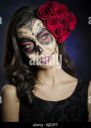 Belle Mexican American Woman celebrating Día de los Muertos ( día de muertos ) est la maison de vacances mexicaines aussi connu comme le Jour des Morts crâne avec un miroir et de roses dans le style de Catrina. Banque D'Images