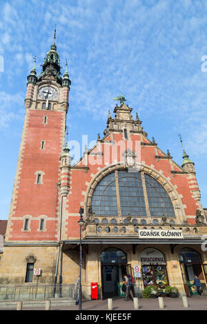 Peu de gens en face de la vieille gdansk glowny - la gare principale de Gdansk, en Pologne, lors d'une journée ensoleillée. Banque D'Images