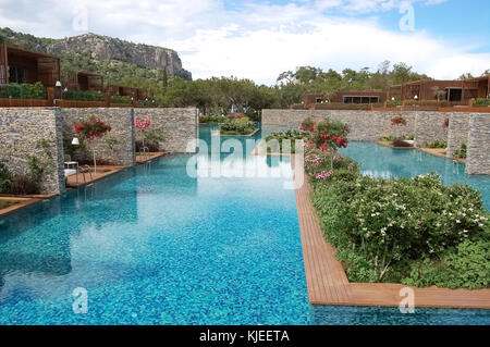 Kemer, Turquie - 30 mai 2015 : vue sur la piscine et les élégantes villas à l'hôtel de luxe maxx royal, la Turquie. Banque D'Images