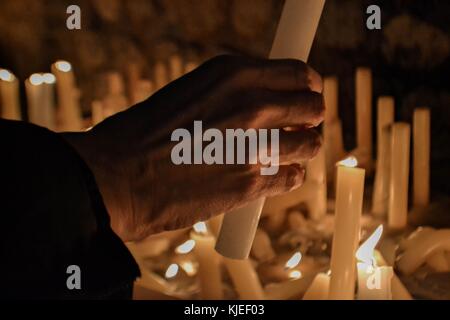 Bougies en cire à combustion lente dans l'église comme un symbole de mort. mémoire macro foncé composition proche avec une faible profondeur de champ. Banque D'Images