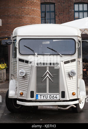 Bergen, Norvège - 14 novembre 2017 : blanc citroen h van, modèle 1969 se tient sur une route, vue avant Banque D'Images