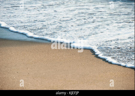 Vague de mer calme sur la plage italienne - sérénité - vacances travel concept Banque D'Images