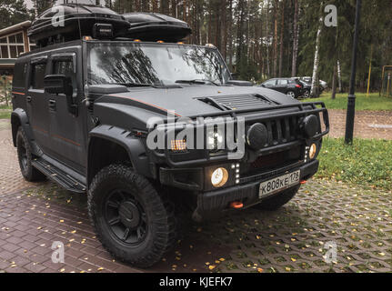 Saint-Pétersbourg, Russie - 8 octobre, 2017 : noir hummer h2 voiture est sur un parking rural Banque D'Images