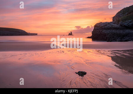 Lever du soleil magnifique de landsdcape broadhaven Bay sur la plage idyllique de la côte du Pembrokeshire au Pays de Galles Banque D'Images