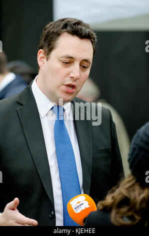 Ben Houchen (con; premier maire de la Tees Valley) sur College Green, Westminster, discutant du budget Philip Hammonds, 22 novembre 2017 Banque D'Images