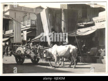 Charrette dans une rue de New Delhi en 1945 Banque D'Images