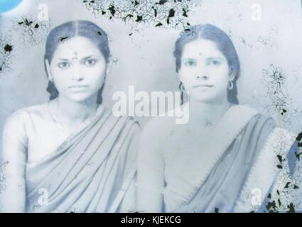 Années 1930 vintage Négatif sur plaque de verre de 2 femmes indiennes en sari Banque D'Images