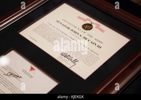 Le Général Mark Milley, 39e Chef d'état-major de l'armée, héberge un crépuscule spéciale performance tatouage de reconnaître le sénateur John S. McCain III, pour ses plus de 63 années de dévouement au service de la nation et l'armée américaine en Conmy Hall, Joint Base Myer-Henderson Hall, en Virginie, le 14 novembre 2017. Le sénateur McCain a reçu la Médaille du service civil exceptionnel pour son exceptionnelle contribution volontaire à l'armée des États-Unis et de l'armée. (U.S. Photos de l'armée par la FPC. Gabriel Silva) Banque D'Images