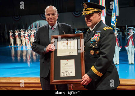 Le Général Mark Milley, 39e Chef d'état-major de l'armée, héberge un crépuscule spéciale performance tatouage de reconnaître le sénateur John S. McCain III, pour ses plus de 63 années de dévouement au service de la nation et l'armée américaine en Conmy Hall, Joint Base Myer-Henderson Hall, en Virginie, le 14 novembre 2017. Le sénateur McCain a reçu la Médaille du service civil exceptionnel pour son exceptionnelle contribution volontaire à l'armée des États-Unis et de l'armée. (U.S. Photos de l'armée par la FPC. Gabriel Silva) Banque D'Images