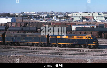 Cette photographie montre une scène de la gare d'Atchison, Topeka et Santa Fe à Emporia, au Kansas, prise en mars 1972. Il capture un moment important dans l'histoire du chemin de fer américain au milieu du XXe siècle. Banque D'Images
