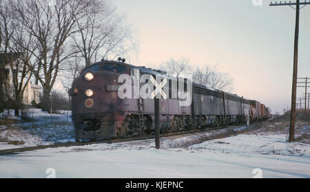 CGW 101C (F3A) Westbound fret manifeste de passage 143, rue Main et qui se rapproche de l'Gretns (Carol Stream), l'Illinois gare le 28 décembre 1962 (24764099762) Banque D'Images