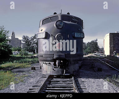 La photographie montre la locomotive CGW 115 C (F5A) sur une voie prête à l'emploi dans la cour de Roschester, MN, avec le bâtiment de la clinique Mayo visible sur la gauche. La ronde, un élément clé du réseau ferroviaire, est à droite, datée du 7 août 1962. Banque D'Images