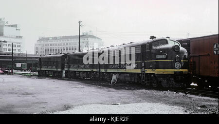 Cette photographie historique montre les locomotives 884 de la ligne FP7 de la côte atlantique, entreposées à la gare Union à Atlanta, en Géorgie, en 1963, avec le grand magasin Rich's visible en arrière-plan. Banque D'Images