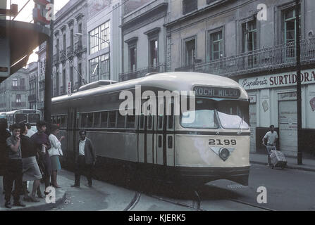 STE 2199 (PCC) une voiture sur XOCHIMILCO Bolivar près de Salvador Rép. dans la ville de Mexico, DF, Mexique 10 septembre 1966 (22611138222) Banque D'Images