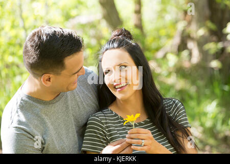 Homme donnant à fleur pour femme Banque D'Images