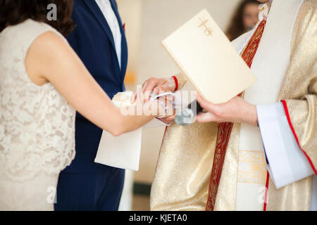 Prêtre et joindre les mains à wedding couple Banque D'Images