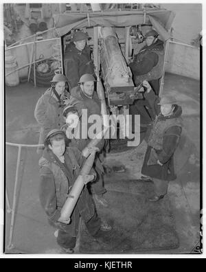 QF 4 inch Mk XIX gun et l'équipage LAC e003525404 v6 Banque D'Images