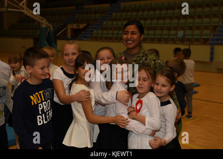 Jezierzyce, Pologne (nov. 14, 2017). Les étudiants polonais hug Master-at-Arms Viridiana Melendez-Flores marin au cours d'une visite à une école locale dans Jezierzyce, Pologne. Redzikowo NSF est le plus récent de la Marine, de l'installation et la première installation aux États-Unis, en Pologne. Ses activités permettent à la réactivité des forces des États-Unis et de leurs alliés à l'appui de la région marine d'Europe, d'Afrique, l'Asie du Sud-Ouest (NAVEURAFSWA) mission Fournir des services à la flotte, chasseurs, et de la famille. (U.S. Photo de la marine par le lieutenant Marie Sanford/libérés) Banque D'Images