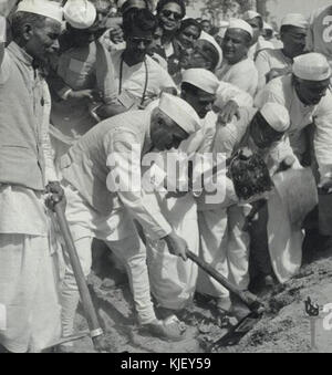 Jawaharlal Nehru, inaugurant le creusement d'un mille de long Hazratpur nullah au village Banque D'Images