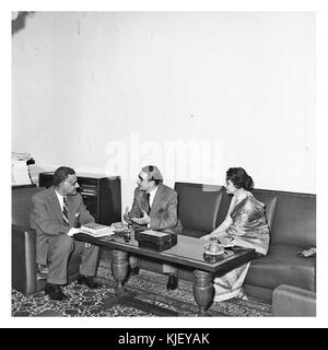 Nasser qui reçoit le journaliste indien Karanjia et sa femme (6) Banque D'Images