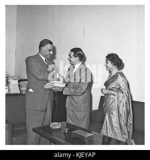 Nasser qui reçoit le journaliste indien Karanjia et sa femme (5) Banque D'Images