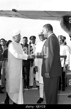 Le président Rajendra Prasad reçoit Abdel Nasser à l'aéroport de New Delhi (01) Banque D'Images