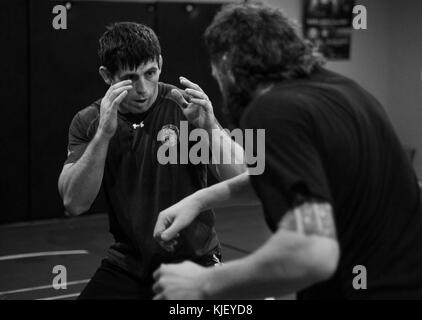 Le s.. Tyler McGuire, 66e Escadron de formation sous-officier des opérations chargé de cours d'officier de sauvetage au combat, espars avec Michael "Maverick" Chiesa, fellow Sik Jitsu fighter et le nombre 10 MMA fighter léger dans l'Ultimate Fighting Championship à Spokane, Washington, 15 novembre 2017. McGuire a rejoint l'Air Force en 2012, choisissant d'être un instructeur de survie avec l'aéronef de survie, évasion, résistance et échapper à l'école. Il chasse ce rêve en raison de son amour de l'enseignement. (U.S. Air Force photo/Senior Airman Sean Campbell) Banque D'Images