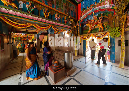 Les Indiens se rendant sur Shri Circle Maramma Temple, Bangalore, Karnataka, Inde Banque D'Images