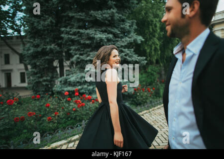 Smiling Caucasian woman looking at man Banque D'Images