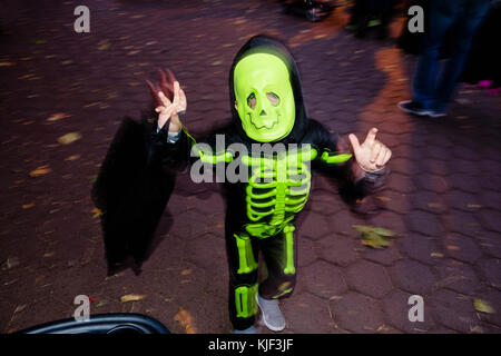 Caucasian boy wearing skeleton costume Halloween Banque D'Images