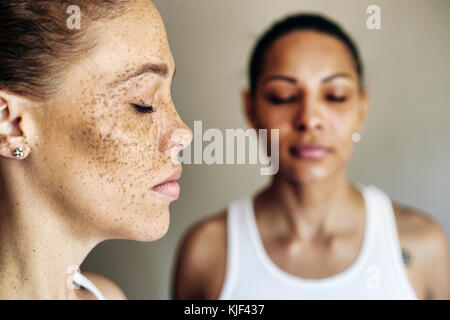 Close up les femmes avec les yeux fermés Banque D'Images