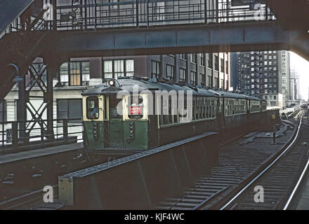 Ltc Evanston Express train approchant du Merchandise Mart, Chicago, Illinois le 13 juin 1968 (25242691054) Banque D'Images