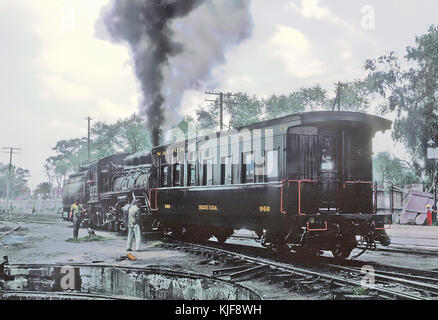 Ressemble à Roger Puta regardé NdeM narrow gauge 28 0273 travailler en cour de San Lazaro, Mexico, D.F., Mexique le 13 septembre 1966 et a pris quelques photos. Voici 5. (34172183982) Banque D'Images