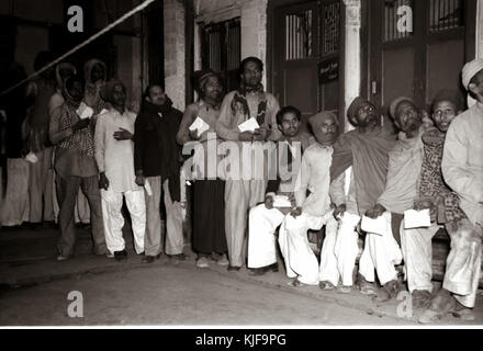 Une grande file d'attente des électeurs musulmans dans un bureau de vote près de Jama Masjid, Delhi le 14 janvier 1952 Banque D'Images