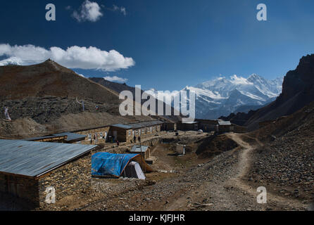 La vue de camp au-dessous du thorong la pass, circuit de l'Annapurna, Népal Banque D'Images
