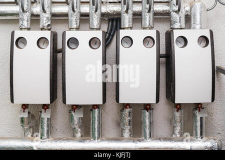 Groupe de pompes de circulation d'eau chaude installé en chaufferie Banque D'Images