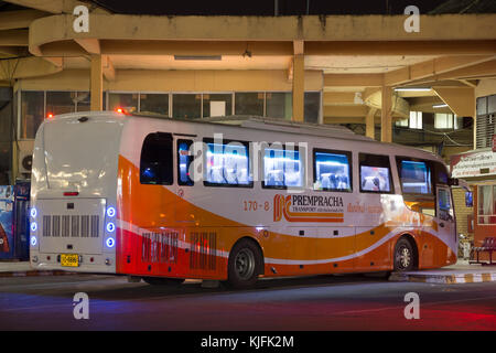 Chiang Mai, Thaïlande - 15 novembre 2017 : nouvelle compagnie prempracha de bus scania. route Mae Hong Son et de Chiangmai. photo à la gare routière de Chiangmai, thail Banque D'Images