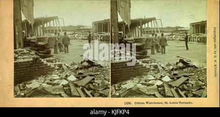 Entrepôt de coton, Tornado de St Louis, 1896. Cette diapositive stéréoscopique représente les dégâts causés par une tempête suite à une tornade. De la Bibliothèque publique de New York. Banque D'Images