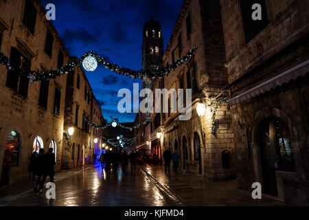 Dubrovnik, Croatie - 31 décembre 2015 : Vieille rue stradun décoré de lumières de Noël Banque D'Images